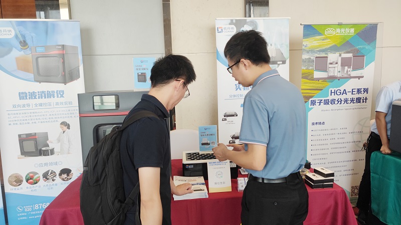 銷售總經(jīng)理為客戶展示商品，耐心答疑解惑