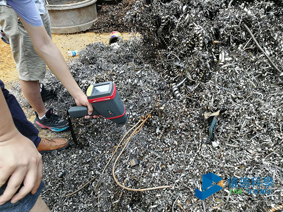 手持分析儀對細(xì)小金屬進(jìn)行分析