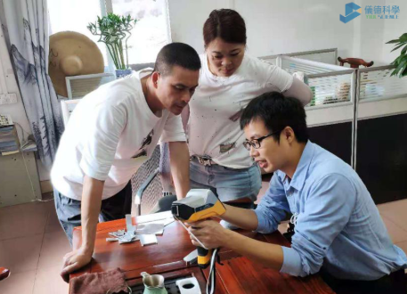 我司工程師詳細為用戶講解手持激光誘導(dǎo)擊穿光譜儀操作方法1